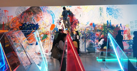 从绘画延伸到场域内的装置作品与由公众参与下完成的壁画作品，均围绕着光的方向。这就是艺术家毕蓉蓉寻找与展览空间对话的方式。
