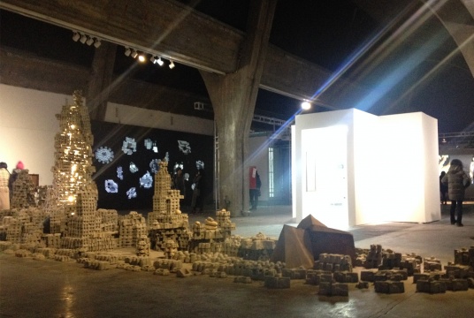 徐跋骋《梦之舟》 尺寸可变 水泥、泥浆、沙子 2013
徐跋骋《梦之舟》 尺寸可变 水泥、泥浆、沙子 2013