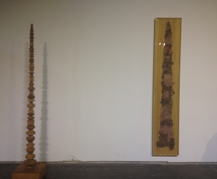 倪有鱼《浮屠》（左）  40x40x232cm  木、钢  2013-2014；《摘星楼》（右）  240x45.5cm  现成品画册、木、树脂、钢铁  2010-2014
