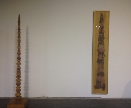 倪有鱼《浮屠》(左) 40x40x232cm 木、钢 2013-2014;《摘星楼》(右) 240x45.5cm 现成品画册、木、树脂、钢铁 2010-2014
倪有鱼《浮屠》(左) 40x40x232cm 木、钢 2013-2014;《摘星楼》(右) 240x45.5cm 现成品画册、木、树脂、钢铁 2010-2014