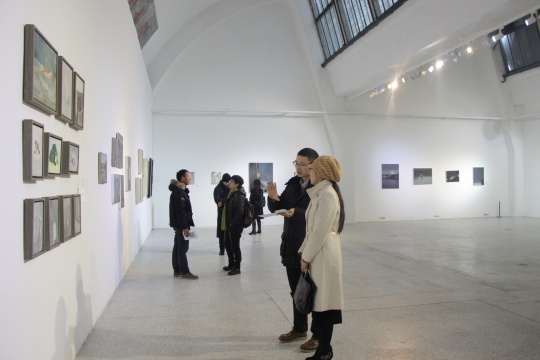 展览现场策展人魏祥奇正在讲解作品