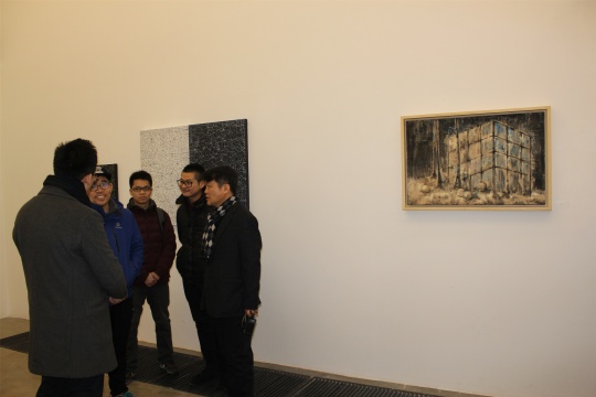 开幕现场,右为KCAA首展中邱飞作品
开幕现场,右为KCAA首展中邱飞作品