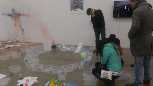 行为现场留下的记录(左);与观众的一件行为作品,观众可在盒子中放置任意物品
行为现场留下的记录(左);与观众的一件行为作品,观众可在盒子中放置任意物品