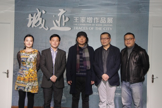 艺术家王家增(中)与国际金融博物馆理事长王巍(右二)及嘉宾合影
艺术家王家增(中)与国际金融博物馆理事长王巍(右二)及嘉宾合影