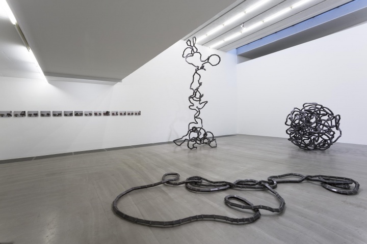 2月6日,胡庆雁在麦勒画廊北京部的最新个展“永垂不朽”展览现场 2月6日,胡庆雁在麦勒画廊北京部的最新个展“永垂不朽”展览现场