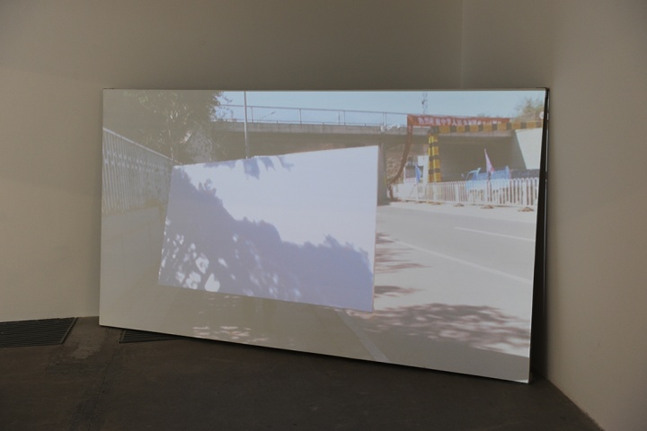 《从工作室到画廊的风景 No.1》 135×240cm(画布幅面)、62'5''(影像时长) 布面影像 2014
《从工作室到画廊的风景 No.1》 135×240cm(画布幅面)、62'5''(影像时长) 布面影像 2014