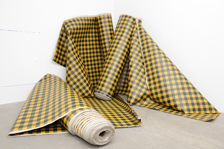 《黑黄格布》 3卷,每卷115×3000cm 布面丙烯 2014
《黑黄格布》 3卷,每卷115×3000cm 布面丙烯 2014