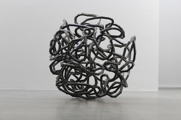《空房间 No.4》 182×205×195cm 方形钢管、空气 2014
《空房间 No.4》 182×205×195cm 方形钢管、空气 2014