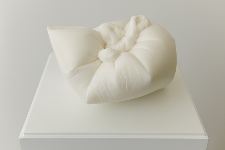 《一口气——老婆的塑像》 15×25×23cm 大理石 2015
《一口气——老婆的塑像》 15×25×23cm 大理石 2015