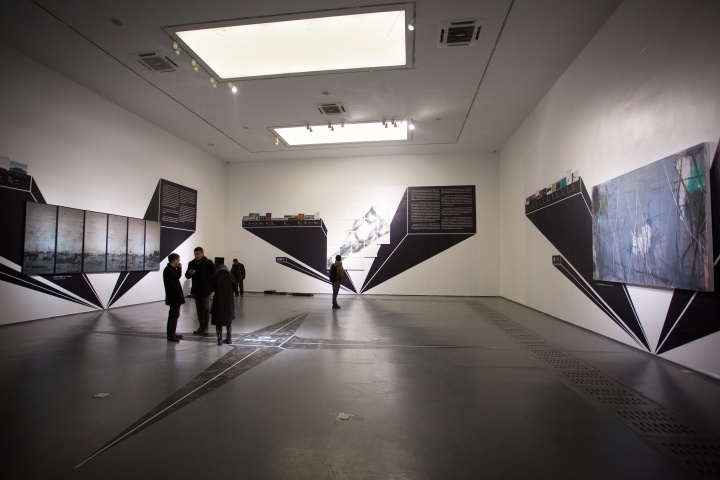 “四个人展出四张画的理由——‘四方工作室’艺术家的语言嬗变”(2014年)展览现场
“四个人展出四张画的理由——‘四方工作室’艺术家的语言嬗变”(2014年)展览现场