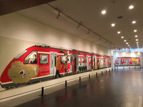 来自珠海的艺术家李景芳创作的作品《文化列车》 200x3000cm，受启发于涂鸦，延续2004创作的作品，量身定制的这辆“文化列车”，会驶去哪里？
