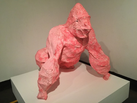 九用工作室(杨云杰) 《一只爱粉红的猩猩》 装置 70x80x100cm 2014
九用工作室(杨云杰) 《一只爱粉红的猩猩》 装置 70x80x100cm 2014