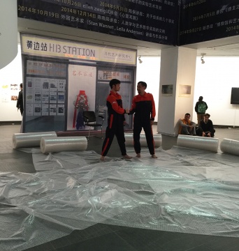 胡向前延续为其助手量身定制的“自信体操”,第一次在公众场合表演。
胡向前延续为其助手量身定制的“自信体操”,第一次在公众场合表演。