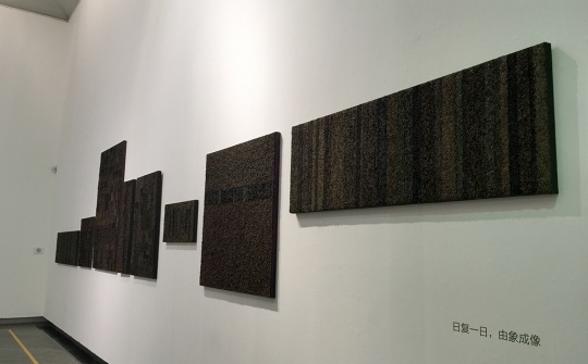 林伟祥 《种茶,2013年2月至2015年1月》 茶叶、丙烯、粘粘合剂、麻布裱木板 120x680cm 2013-2015 林伟祥 《种茶,2013年2月至2015年1月》 茶叶、丙烯、粘粘合剂、麻布裱木板 120x680cm 2013-2015