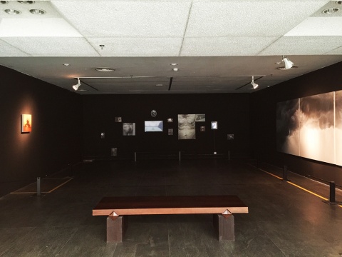 杨帆绘画装置作品《父亲》,这组关于一位患有13年帕金森并做过3/4胃部切除手术的老者——杨延顺,逝世前18个月前的视觉报告。
杨帆绘画装置作品《父亲》,这组关于一位患有13年帕金森并做过3/4胃部切除手术的老者——杨延顺,逝世前18个月前的视觉报告。