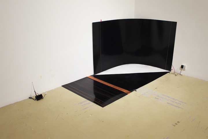 钱喂康 《模仿:白色 面积54㎡》 作品利用电流的传送将铁板、石膏粉、收音机通过裸露的电线串联起来。
钱喂康 《模仿:白色 面积54㎡》 作品利用电流的传送将铁板、石膏粉、收音机通过裸露的电线串联起来。