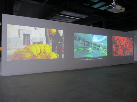 谷文达作品《天堂红灯》、《中国》、《基因与蜕变——大众当代艺术日系列》（ 从左至右）

