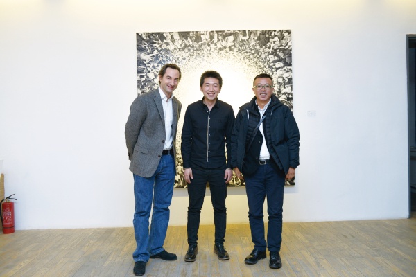 2013年,HDM画廊“陆超个展”现场,画廊主、艺术家与刘小东
2013年,HDM画廊“陆超个展”现场,画廊主、艺术家与刘小东