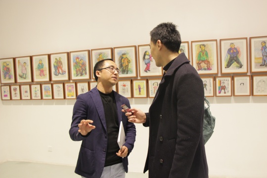 策展人杜曦云向记者介绍“互联网中的艺术”的注脚
