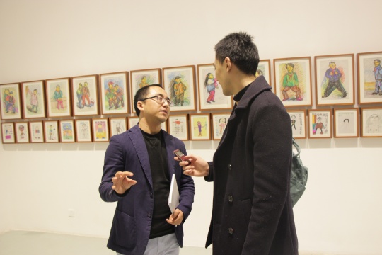 策展人杜曦云向记者介绍“互联网中的艺术”的注脚
策展人杜曦云向记者介绍“互联网中的艺术”的注脚