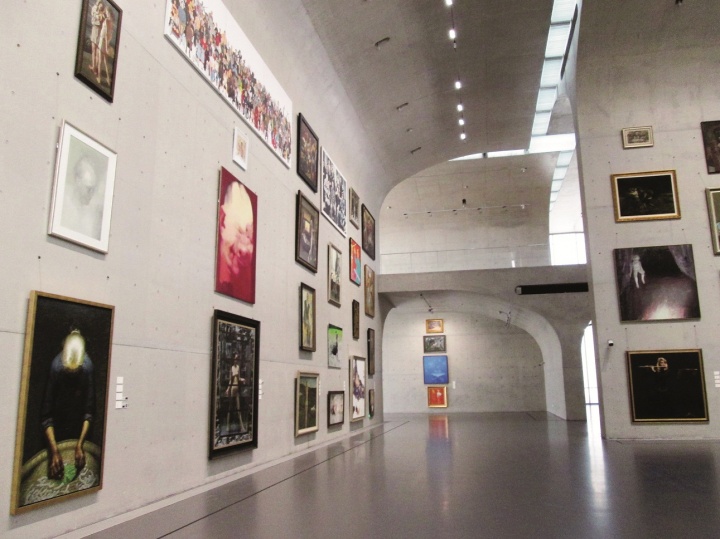 3. 2014年9月27日,徐震为龙美术馆西岸馆策划的首个当代大展”1199个人——龙美术馆收藏展“开幕
3. 2014年9月27日,徐震为龙美术馆西岸馆策划的首个当代大展”1199个人——龙美术馆收藏展“开幕