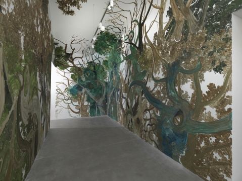 张恩利在画廊空间的墙壁和地板上创作的“空间绘画” © Zhang Enli，Courtesy the artist and Hauser & Wirth，Photo：Ken Adlard
