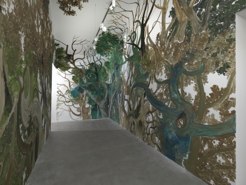 张恩利在画廊空间的墙壁和地板上创作的“空间绘画” © Zhang Enli,Courtesy the artist and Hauser & Wirth,Photo:Ken Adlard
张恩利在画廊空间的墙壁和地板上创作的“空间绘画” © Zhang Enli,Courtesy the artist and Hauser & Wirth,Photo:Ken Adlard