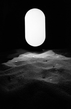 Luna(Moon) 1968 Room installation; styrofoam, black fabric Dimensions variable
Installation view Galleria Nazionale d’Arte Moderna e Contemporanea, Rome (1994) Photo: Maurizio Valdarnini
© Estate of Fabio Mauri Courtesy Estate of Fabio Mauri and Hauser & Wirth
Luna(Moon) 1968 Room installation; styrofoam, black fabric Dimensions variable
Installation view Galleria Nazionale d’Arte Moderna e Contemporanea, Rome (1994) Photo: Maurizio Valdarnini
© Estate of Fabio Mauri Courtesy Estate of Fabio Mauri and Hauser & Wirth
