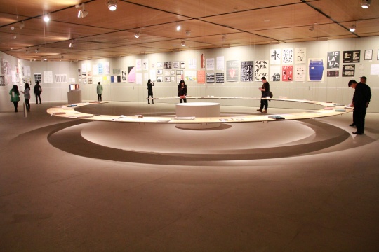 展厅中央垂钓着的巨大圆环台
展厅中央垂钓着的巨大圆环台