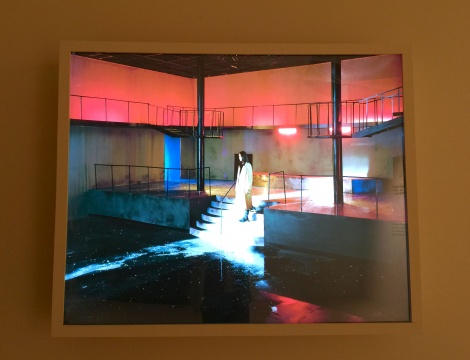 陈维 《穿越舞池》 100x125cm 灯箱/幻灯片 2013
陈维 《穿越舞池》 100x125cm 灯箱/幻灯片 2013