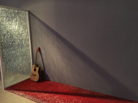 程然 《电话亭情事》 曾于2014年在LEO XU PROJECTS举办个展

还记得去年的九月，同一件作品，以上海电话亭为叙述对象，一只吉他，开始了它的“情事”。
