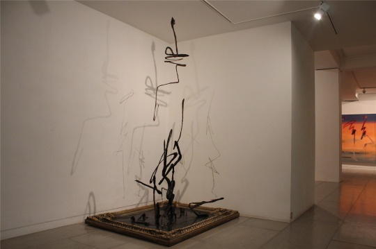 2007年综合材料作品《逐月》
2007年综合材料作品《逐月》