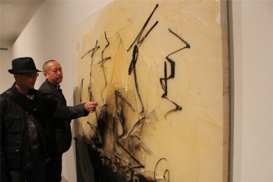 展览现场,王华祥与批评家高岭在作品前交流
展览现场,王华祥与批评家高岭在作品前交流