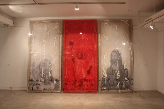 薄纱包裹画布,消解掉名画 2007年作品《无题》
薄纱包裹画布,消解掉名画 2007年作品《无题》