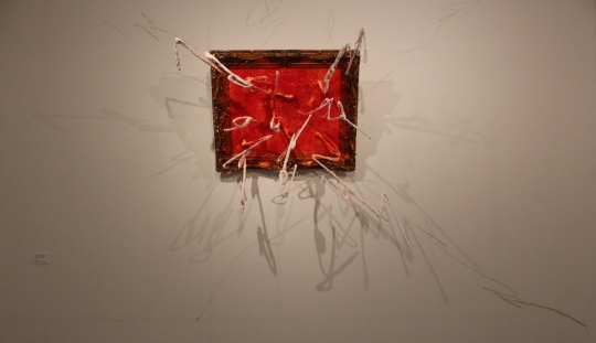 2007年作品《太阳系列-白》 有力的线条冲出画框
2007年作品《太阳系列-白》 有力的线条冲出画框