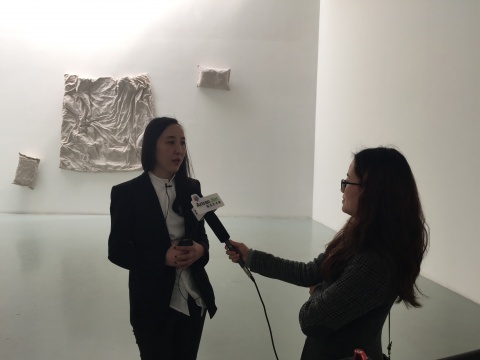 艺术家刘俐蕴在展览现场
艺术家刘俐蕴在展览现场
