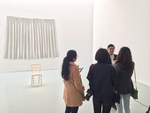 策展人冯博一在展览现场接受媒体访问
策展人冯博一在展览现场接受媒体访问