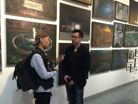 策展人卢征远(右)在展览现场接受访问
策展人卢征远(右)在展览现场接受访问