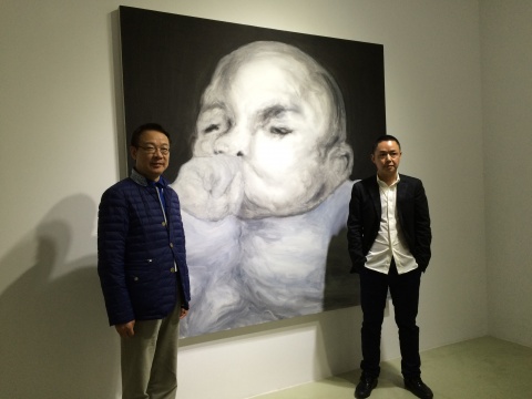 学古斋负责人禹灿奎（左）和艺术家赵能智在作品前合影
