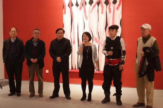 希帕画廊开业首展，开幕式嘉宾左二起收藏家靳宏伟先生、主持人画廊总监李燕玲女士、孔宁、王夏虹女士、艺术家裴庄欣
