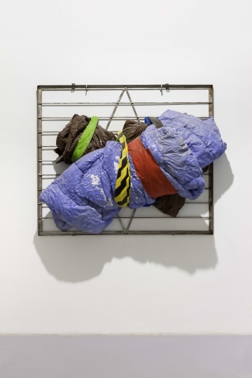 《Angela De La Cruz + Peter Buggenhout + Phillip King》 120×140×50cm 被子,胶带,金属防护栏,水泥 2014
《Angela De La Cruz + Peter Buggenhout + Phillip King》 120×140×50cm 被子,胶带,金属防护栏,水泥 2014