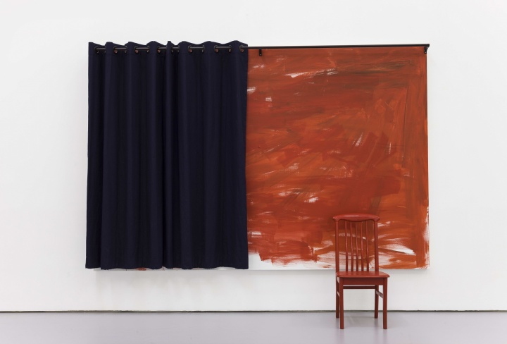 《John Zurier + Koji Enokura + Tom Burr》 200×300cm(画布) 88×43×43cm(椅子) 布面丙烯,窗帘,椅子 2014
《John Zurier + Koji Enokura + Tom Burr》 200×300cm(画布) 88×43×43cm(椅子) 布面丙烯,窗帘,椅子 2014