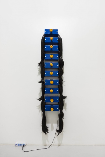 《Lee Tzu-Hsun + Donald Judd + Jay Heikes (Blue)》 205×40×18cm 方钢,马达,门把手,假发,喷漆 2014
《Lee Tzu-Hsun + Donald Judd + Jay Heikes (Blue)》 205×40×18cm 方钢,马达,门把手,假发,喷漆 2014