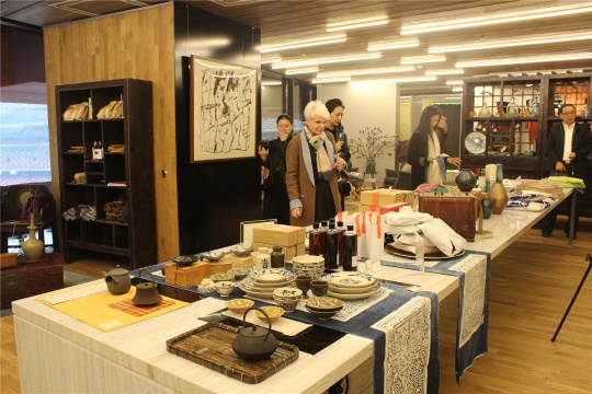 张锐收藏展揭幕鸟巢文化中心"巢中潮"孵化"手作之美"