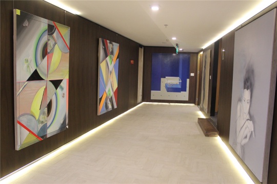 张锐收藏展的室外展示现场
张锐收藏展的室外展示现场