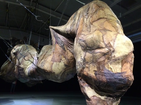 《大于一吨半》局部，表面用纺织品包裹，然后再用颜料着色
