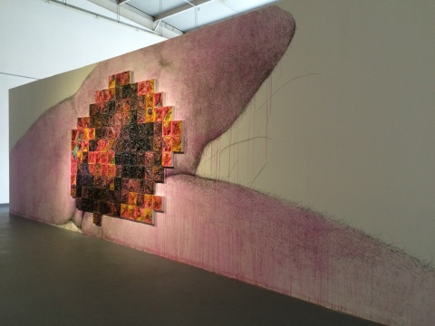 不同于《大于一吨半》表现男性生殖器，另一件绘画装置呈现的则放大了女性的私密部分
