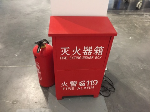 王郁洋作品《呼吸-灭火器》 听说蒙到了不少人
王郁洋作品《呼吸-灭火器》 听说蒙到了不少人
