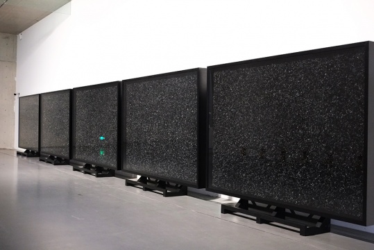 《天下——黑光系列》 布面油画 300 x 15 x 200 cm  2014
