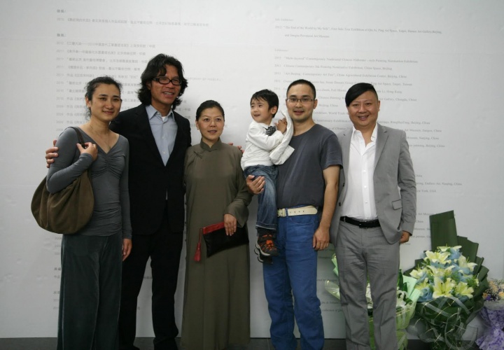 许志平为旗下艺术家制定严谨的发展线索。图为许志平在艺术家秦艾(左三)个展现场
许志平为旗下艺术家制定严谨的发展线索。图为许志平在艺术家秦艾(左三)个展现场